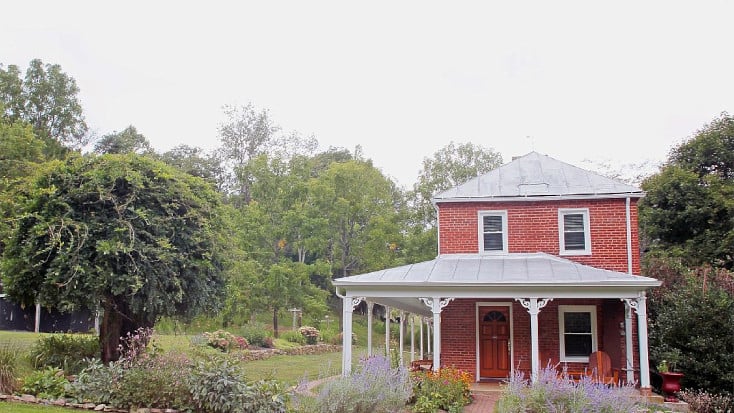 Restored farmhouse in Virginia for a fun family getaway