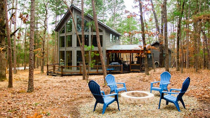 For a romantic getaway try this Broken Bow Lake cabin rental