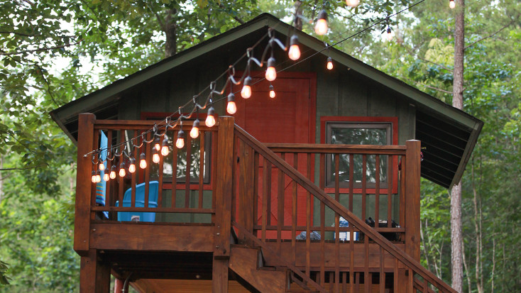 Treehouse cabin in North Caroline with tree view and fairylights for weekend getaway with family