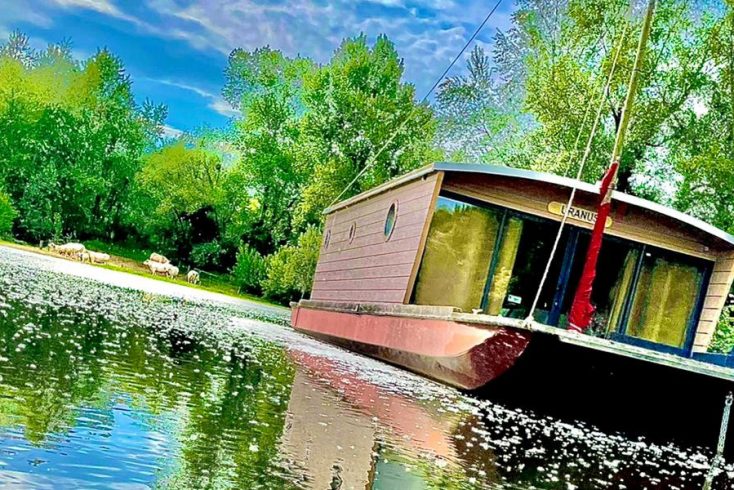 House boat on lake in France for HOM April 2023