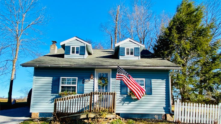 Blue cabin with american flag in Pennsylvania