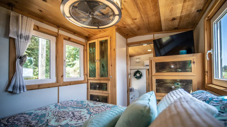 Luxurious bedroom in tiny house on the glamping site in Georgia